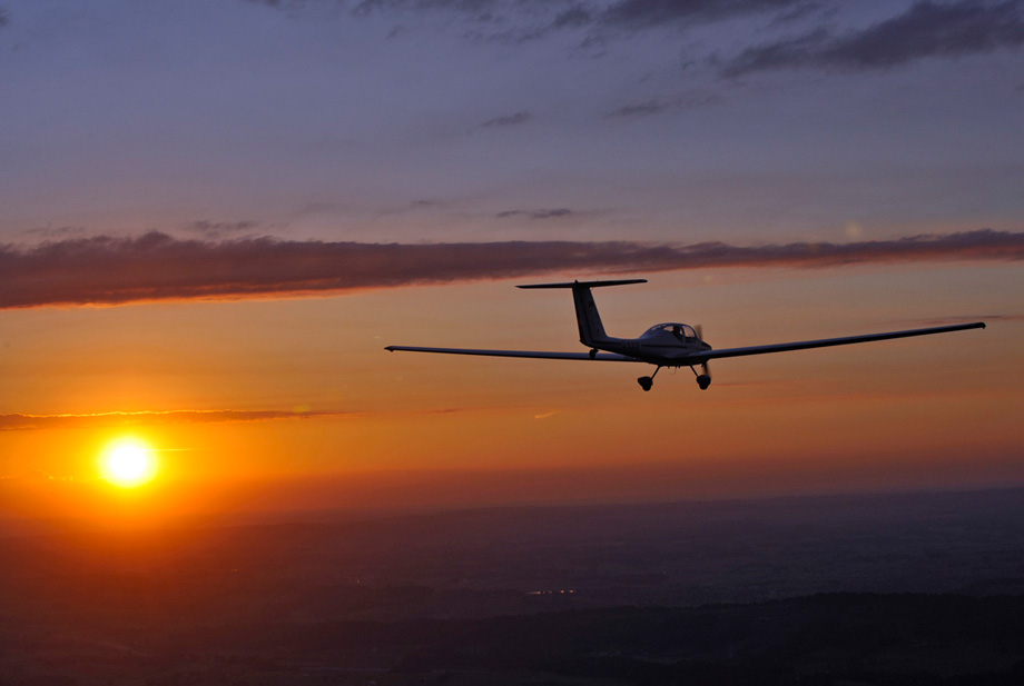 Luftbild Ultraleichtflugzeug Sonnenuntergang